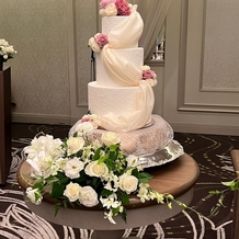 ホテル阪急インターナショナルの画像｜ウェディングケーキとお花の装飾