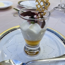 ホテル阪急インターナショナルの画像｜キャビアとレモン風味のエスプーマ
コンソメジュレ　パルフェスタイル