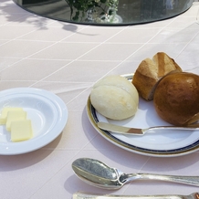 ホテル阪急インターナショナルの画像｜白いパンはヨーグルトが練り込まれているパンでした。