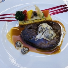 ホテル阪急インターナショナルの画像｜国産牛フィレ肉のポアレ
じゃがいもと野菜のガトー仕立てトリュフの香り