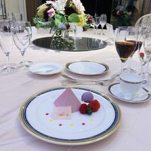 ホテル阪急インターナショナルの画像｜苺のムースのピラミッド
ブルーベリーマカロンを添えて