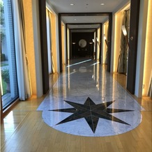 ホテル阪急インターナショナルの画像｜挙式会場に至る回廊