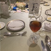ホテル阪急インターナショナルの画像｜装花やフラワーシャワーなどがあり華やかなデザインのテーブルでした。