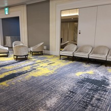 ホテル阪急インターナショナルの画像｜披露宴会場前の待合ロビーです
