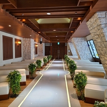 ホテル日航大阪の画像｜チャペルの奥から入口を向いた写真です。