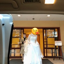星野リゾート　軽井沢ホテルブレストンコートの画像｜チャペルまでは車で移動します