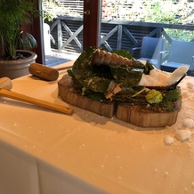 星野リゾート　軽井沢ホテルブレストンコートの画像｜ウェディングケーキカット代わりの塩窯焼き料理カット、後