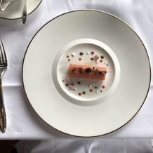 富士屋ホテルの画像｜蟹サラダを包んだサーモンのマリネ 3種のヴェネグリッド