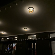 富士屋ホテルの画像｜正面入口の照明は夜の方が可愛い