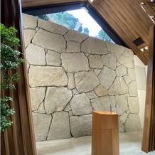 ウェスティン都ホテル京都の画像｜チャペルグレースの式場正面。
木と石と自然の調和が美しいです。