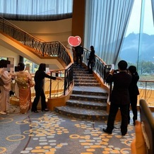 都ホテル　岐阜長良川の画像｜外が雨だったからか、階段を降りて新郎新婦登場。こちらの踊り場でブーケトスでした。