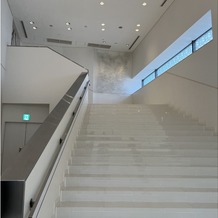 アルカンシエル luxe mariage 名古屋の画像｜雨天時にも対応できる大階段が室内にあります。