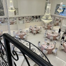 アルカンシエル luxe mariage 名古屋の画像｜螺旋階段から見下ろした披露宴会場の様子、お姫様のような気分が味わえます。