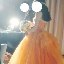 アルカンシエル横浜 luxe mariageの画像｜オレンジのドレスは、他の店舗から取り寄せていただきました。