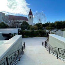 アルカンシエルガーデン名古屋の画像｜(木目の椅子席のある挙式会場)挙式後にフラワーシャワーができる大階段