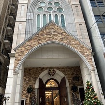 OSAKA St.BATH CHURCH（大阪セントバース教会）の画像｜式場外観（クリスマスの装飾）