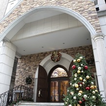 OSAKA St.BATH CHURCH（大阪セントバース教会）の画像｜式場入り口
クリスマスのシーズンは素敵な飾り付けが施されていました