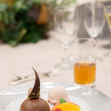 ホテルモントレ京都の画像｜ショコラドームに季節のフルーツとマンゴーソース　マスカルポーネのアイス添え