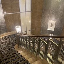 ホテルモントレ ラ・スール大阪の画像｜光り輝く階段でウェディングフォトを撮りたいです。