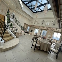 ホテルモントレ ラ・スール大阪の画像｜少し少ない人数でMAX65名ほど入れる階段付きの披露宴会場