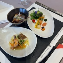ホテルモントレ ラ・スール大阪の画像｜お魚メインの料理
新郎新婦で分けられててお互い食べあいっこして食べ比べができる試食となっていた