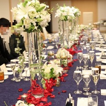 ヒルトン名古屋の画像｜長テーブルで晩餐会っぽく。生花の薔薇の花びらがアクセントに。