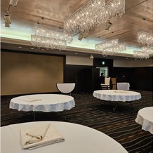 名古屋マリオットアソシアホテルの画像｜シャンデリアがきれいで、会場も広すぎずアットホームな雰囲気だった。