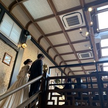 PAVILION　COURT（パビリオンコート）の画像｜披露宴会場へは階段を上って入場。
どこの角度から撮っても絵になる素敵な会場です。