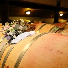 カーブドッチワイナリーの画像｜挙式前には、前撮影でワイン庫での撮影もできました。