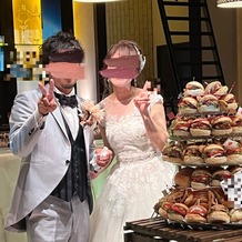 ザ・マーキーズ　ホテル＆ウエディングの画像｜ケーキ入刀ではなくてハンバーガー入刀