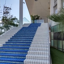 アリラガーデンリゾートの画像｜鐘と白と青の階段