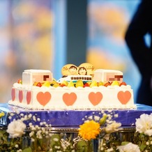 プレミアホテル門司港（旧　門司港ホテル）の画像｜ウェディングケーキと装花