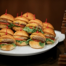ＴＨＥ ＧＲＡＮ ＳＵＩＴＥ（ザ・グランスイート）の画像｜前菜ブッフェには可愛らしいハンバーガーも用意していただきました。