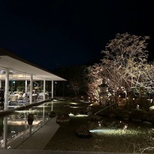 京都　北山モノリス（ＫＹＯＴＯ　ＫＩＴＡＹＡＭＡ　ＭＯＮＯＬＩＴＨ）の画像｜夜の披露宴会場