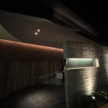京都　北山モノリス（ＫＹＯＴＯ　ＫＩＴＡＹＡＭＡ　ＭＯＮＯＬＩＴＨ）の画像｜夜の外観