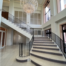 ヴィラ・グランディス　ウエディングリゾート　FUKUIの画像｜チャペルへ向かう大階段です。前撮りの撮影ができます。
