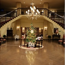 誓いの森　イストアールの画像｜玄関ホールは12月だったのでクリスマスツリーへ変更していただきました。