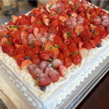 Ｌｕｍｉａｍｏｒｅ（ルミアモーレ）の画像｜ウェディングケーキは苺がいっぱい