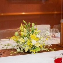の画像｜アクリルパネルの前に、テーブル装花を置いてもらいました。