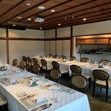 FUNATSURU KYOTO KAMOGAWA RESORT （国登録有形文化財）の画像｜下見のときは、このように20人以上の席数でした。わたしたちは13名でこの部屋を使いました。