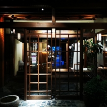 FUNATSURU KYOTO KAMOGAWA RESORT （国登録有形文化財）の画像｜１F受付夜の雰囲気