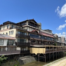 FUNATSURU KYOTO KAMOGAWA RESORT （国登録有形文化財）の画像｜鴨川沿いからみた外観。9月までは川床が使えるそうです。