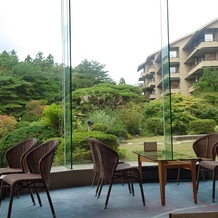 四季彩一力　ブラッサムガーデンの画像｜旅館ロビーから見える庭園