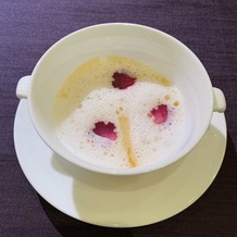 マンダリン オリエンタル 東京の画像｜薩摩芋のクリームスープ　レモンオイルとミルクフォーム