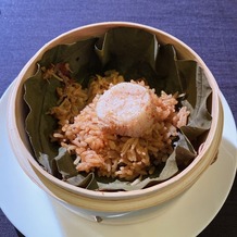 マンダリン オリエンタル 東京の画像｜帆立貝をのせた蓮の葉蒸しご飯　XOソース