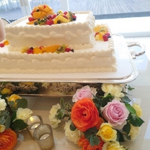 アルモニーヴィラ　オージャルダン（HARMONIE VILLA EAU JARDIN）の画像｜ケーキの周りの装花も、装花打ち合わせで決めることができます。