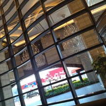 ＤＵＣＬＡＳＳ　ＯＳＡＫＡ　デュクラス大阪の画像｜入り外のシャンデリア