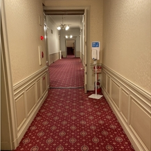 グランドプリンスホテル高輪 貴賓館の画像｜廊下に消毒液があり感染対策がされている