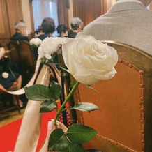 グランドプリンスホテル高輪 貴賓館の画像｜ダズンローズセレモニーのための白いバラ