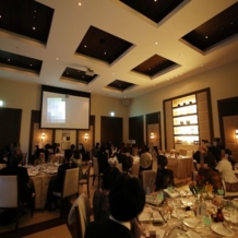 軽井沢プリンスホテル　フォレスターナ軽井沢の画像｜茶色であたたかな雰囲気のあるアットホームな会場
